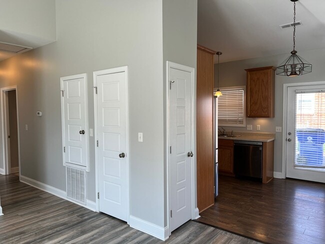 Building Photo - Remodeled 3 Bedroom Single Level Home in C...