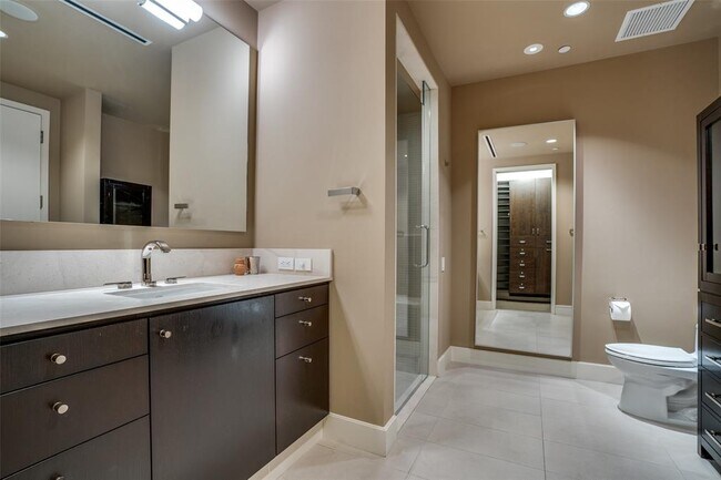 Building Photo - 2408 Victory Park Ln