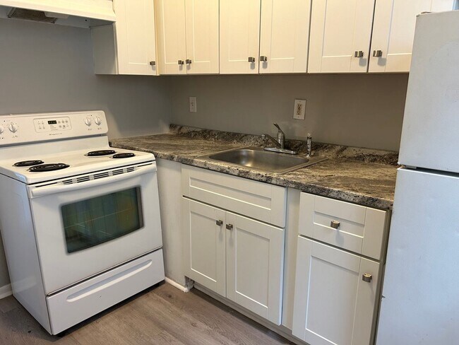 Building Photo - Newly Renovated--1 Bedroom Apartment Locat...