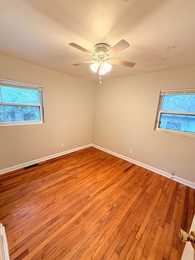 Building Photo - 1606 Airport Dr