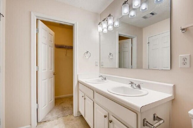 Master Bathroom Level 3 View 2 - 433 Heritage Park Trce NW