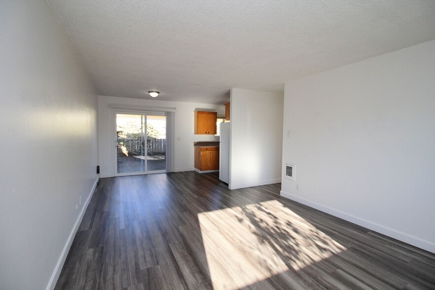 Building Photo - 6237-6239 SE Fern Ave