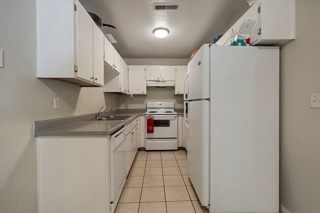 Building Photo - 435 Maple St