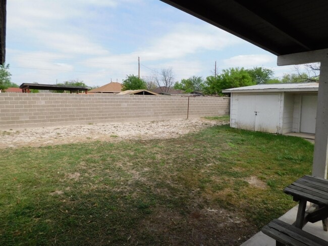 Building Photo - 610 W 7th St