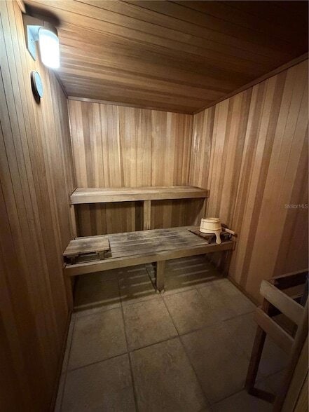 Building Photo - 200 Country Club Dr