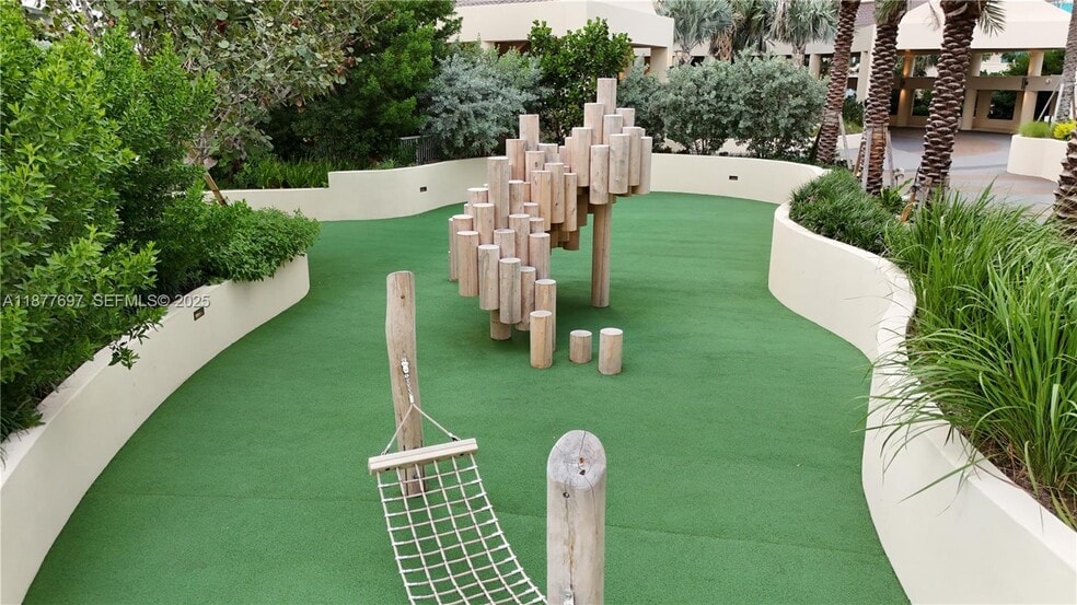 Building Photo - 300 S Pointe Dr