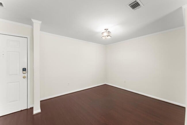 Building Photo - 25312 Plantation Dr NE