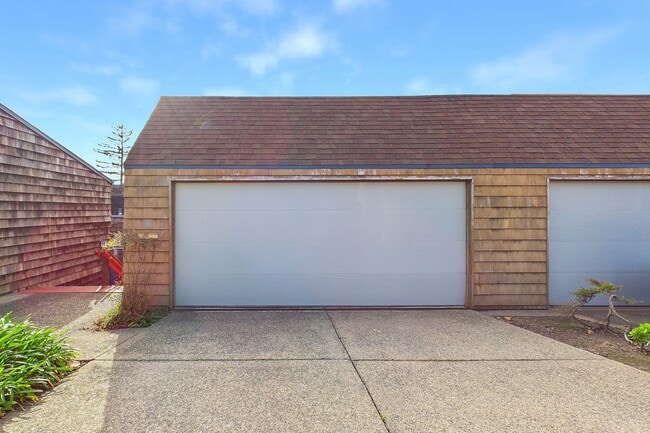 Building Photo - Rarely available Redwood Heights townhome with sweeping views of Oakland and San Francisco.