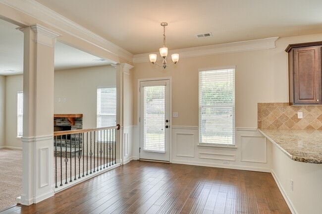 Building Photo - 5014 Vine Ln