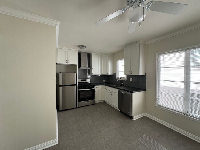 Interior Photo - An Artistic Place to Call your Home!