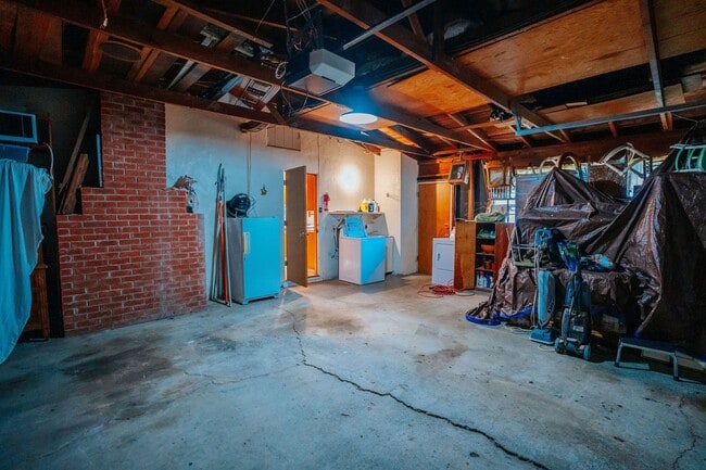 Building Photo - Spacious and inviting 4-bedroom, 2-bathroom single-family home