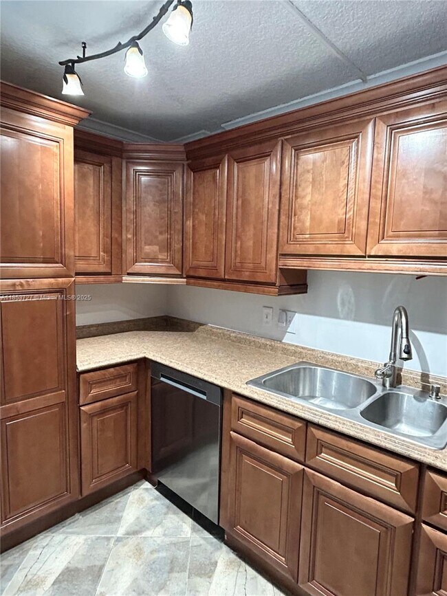Building Photo - 9410 Live Oak Pl