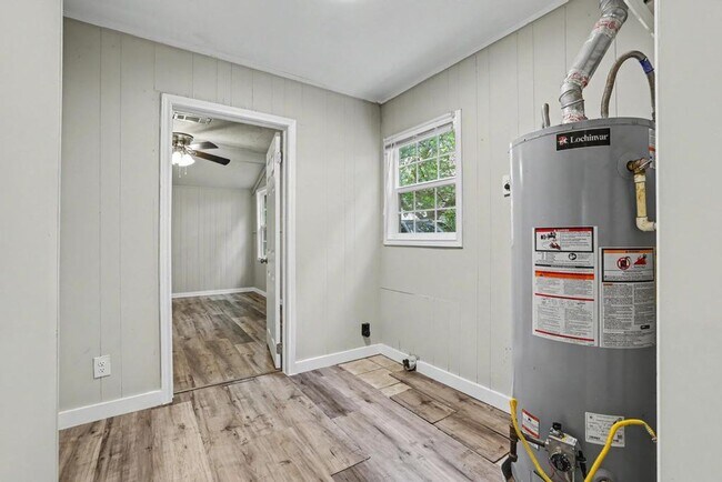 Building Photo - Cute & Clean Home with Large Fenced Yard Pet Friendly!