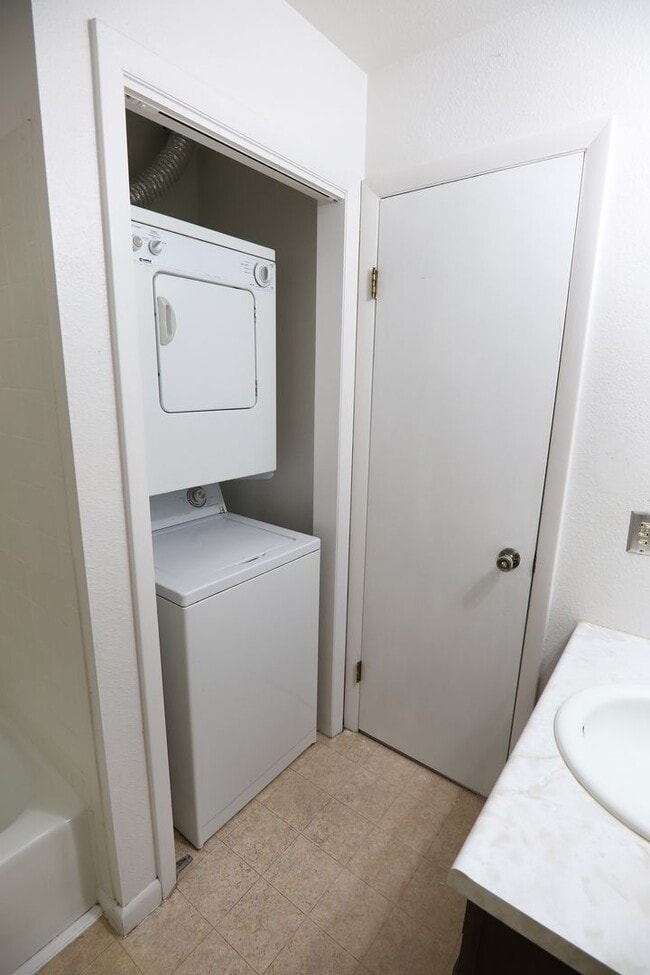 Building Photo - 2 bed 1 Bath townhouse