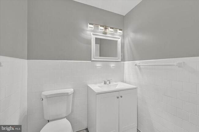 Building Photo - 260 Paradise Rd