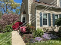 Building Photo - Charming 2Bd/2.5Bth end unit townhome in S...