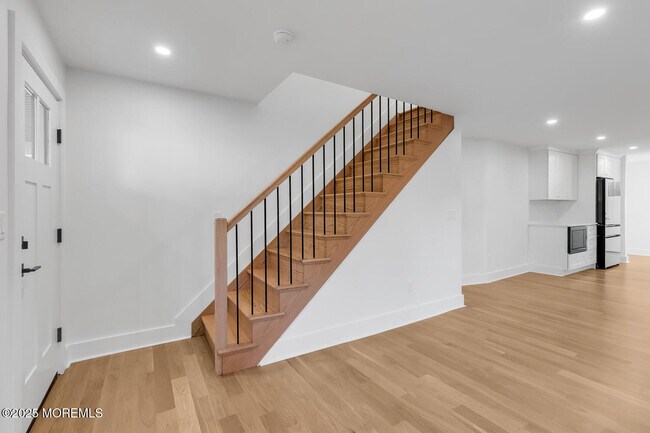 Building Photo - 516 River Rd