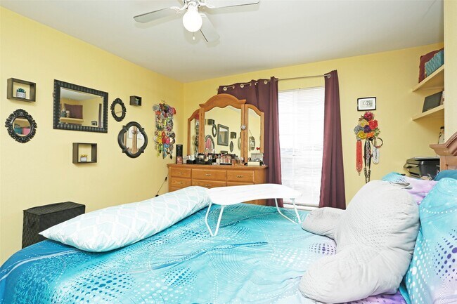 Building Photo - 2626 Holly Hall St