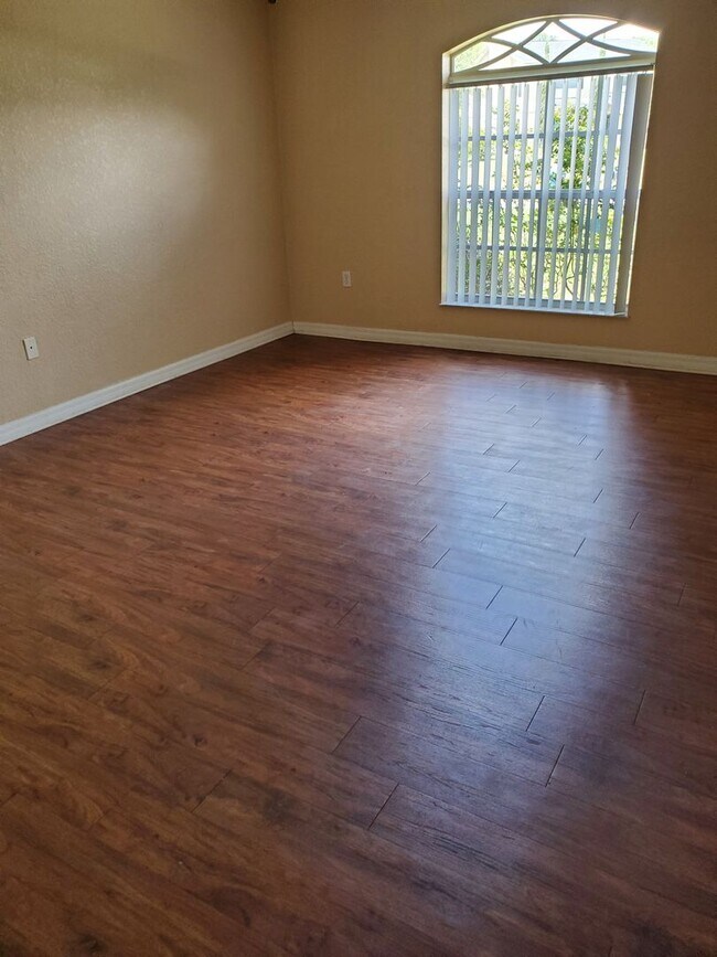 Building Photo - 3 Bedroom Home Close to Everything!