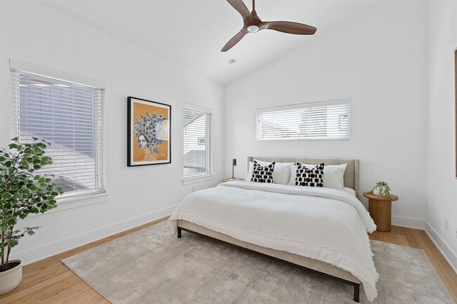 Building Photo - 402 W 55th St