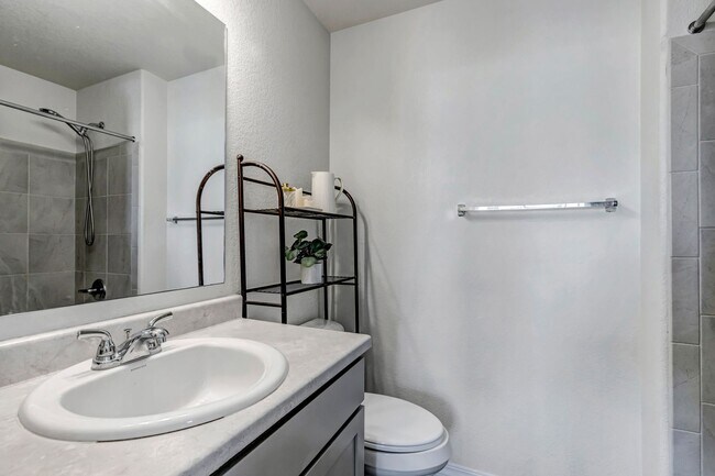 Building Photo - Like new home on Linley for rent