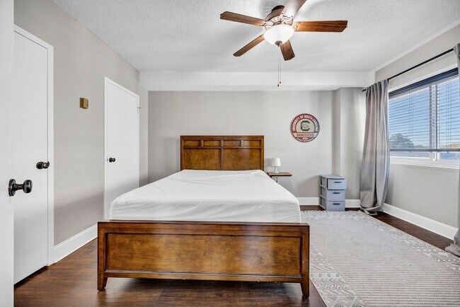 Building Photo - 2 Bedroom 1 Bathroom with Washer/Dryer