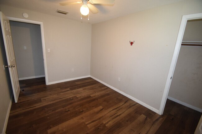 Building Photo - 3BR/1.5BA two story Townhouse