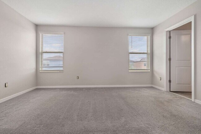 Building Photo - "Spacious 5-Bedroom Retreat in Tampa with 2.5 Baths and 2,215 Sq Ft of Comfort!"