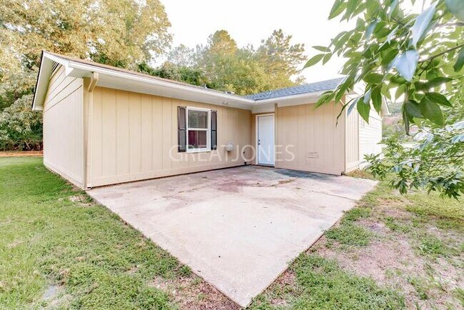 Building Photo - Charming 3 Bedroom in Raeford!