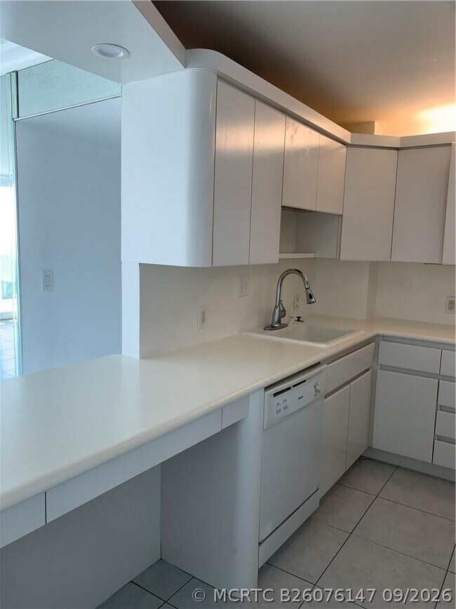 Building Photo - 100 Bayview Dr