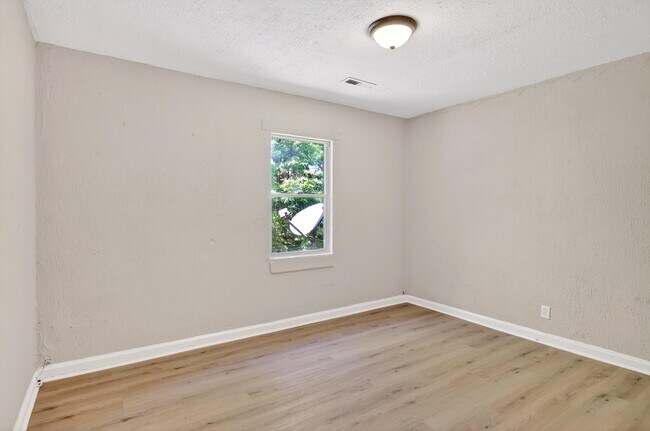 Building Photo - 437 Carver Ln