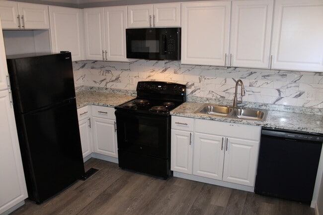 Building Photo - Cozy 3-bedroom, 1 full bath with vanity home located in Kansas City, MO.