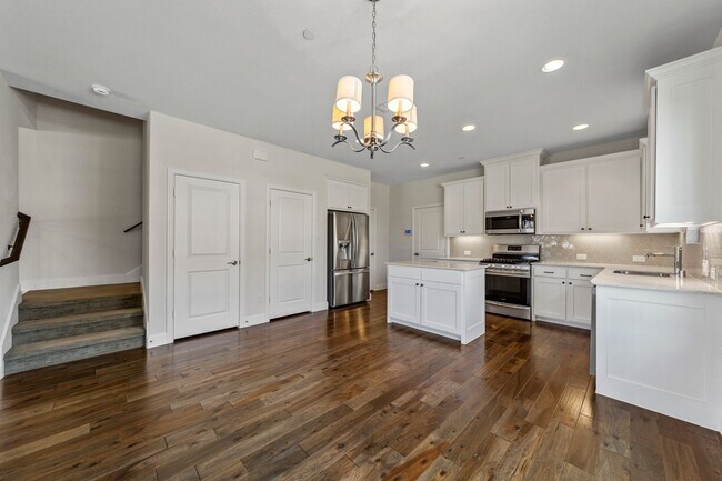 Building Photo - Luxury Townhouse