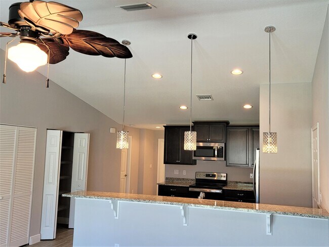 Building Photo - 459 SW Paar Dr