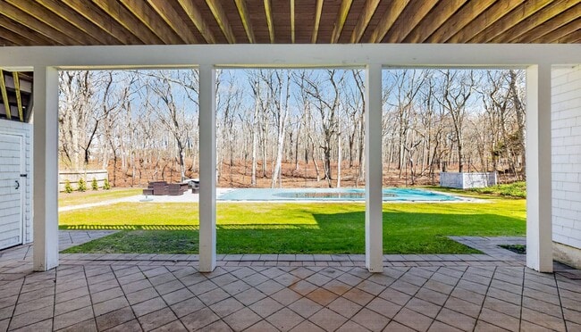 Building Photo - 9 Sea Farm Ct