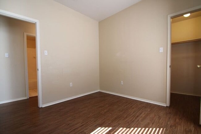 Building Photo - Charming 3BR/2BA Duplex Home with 2-Car Garage & Fenced Yard | Close to Downtown Weatherford | Pe...