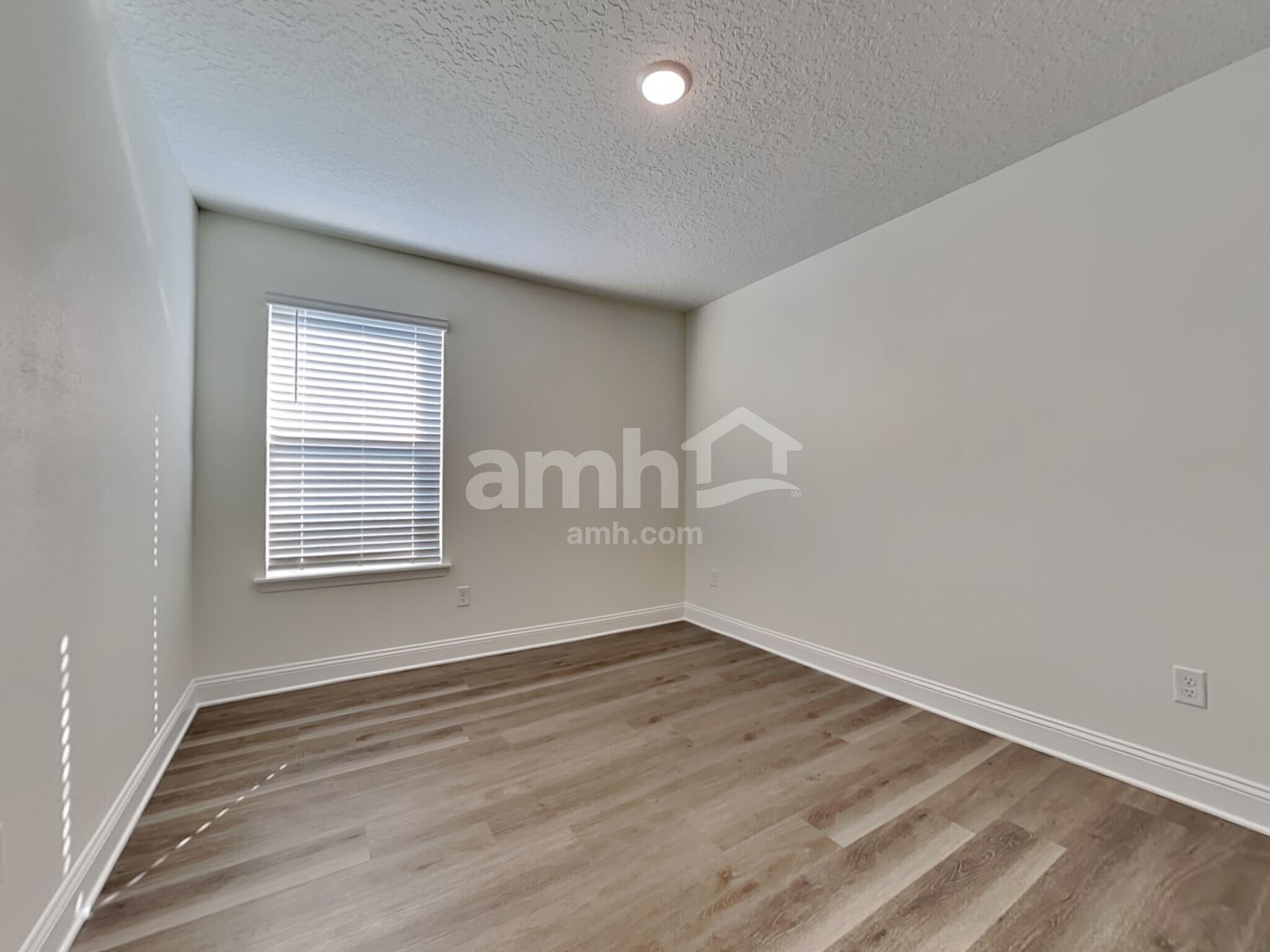 Building Photo - 11643 Hillside Dr