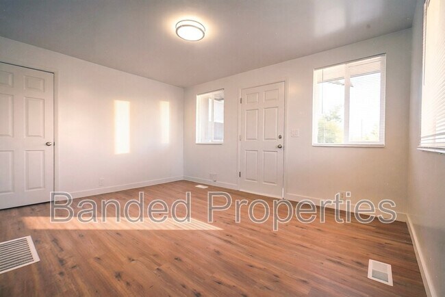 Building Photo - 376 W 700 N