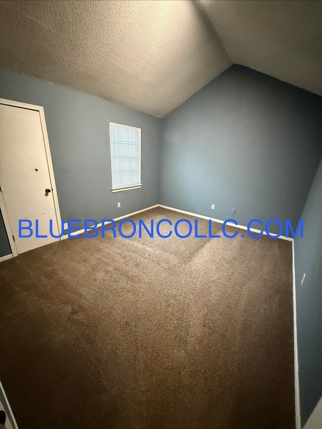 Building Photo - Spacious 3 bedroom townhome with attached 1 car garage