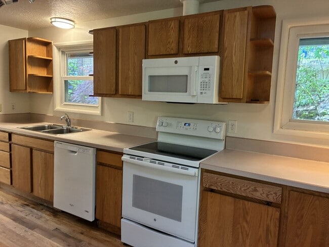 Building Photo - West Linn Classic