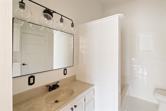 Building Photo - 603 E Losoya St