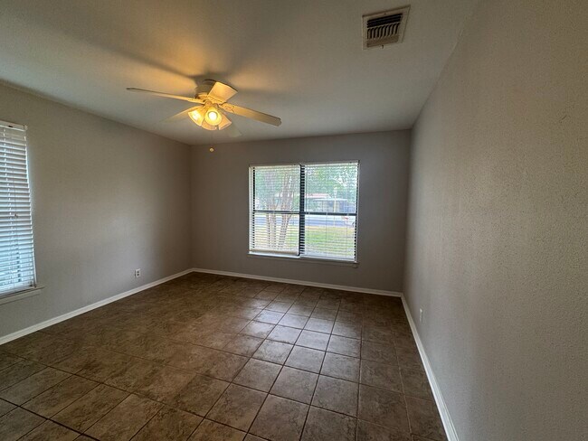 Building Photo - 275 Greenhill Pass