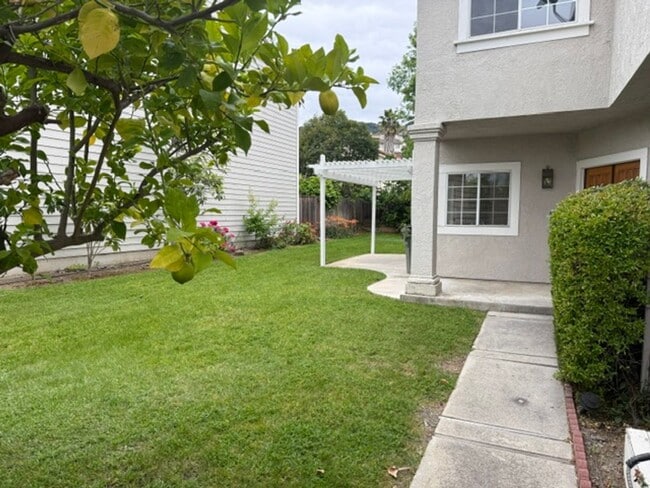 Building Photo - Spacious 3 Bedroom 2.5 Bath Two Story Home in Desirable Almaden Neighborhood