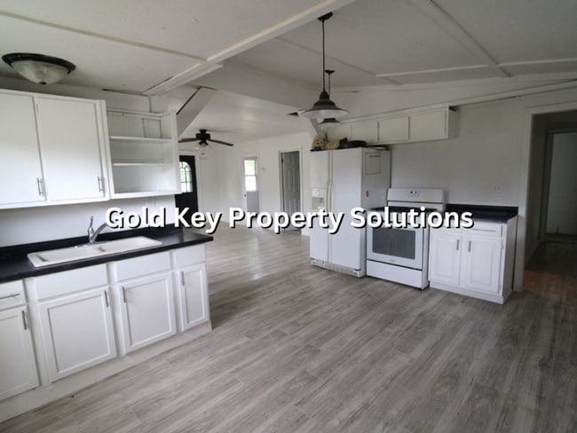 Building Photo - MUNCIE 4 BR 1 BA House with Central Air an...