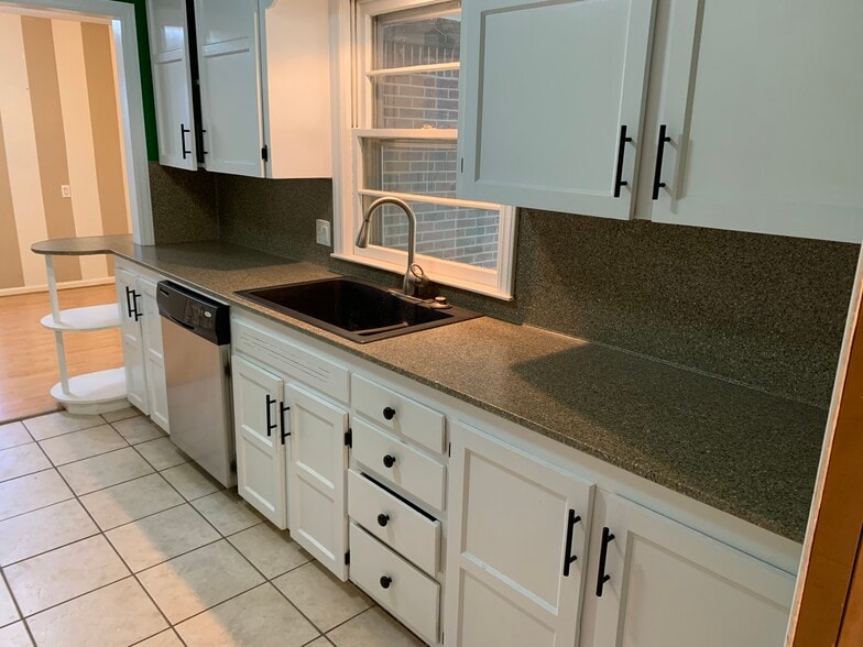 Building Photo - 368 N Hillcrest St