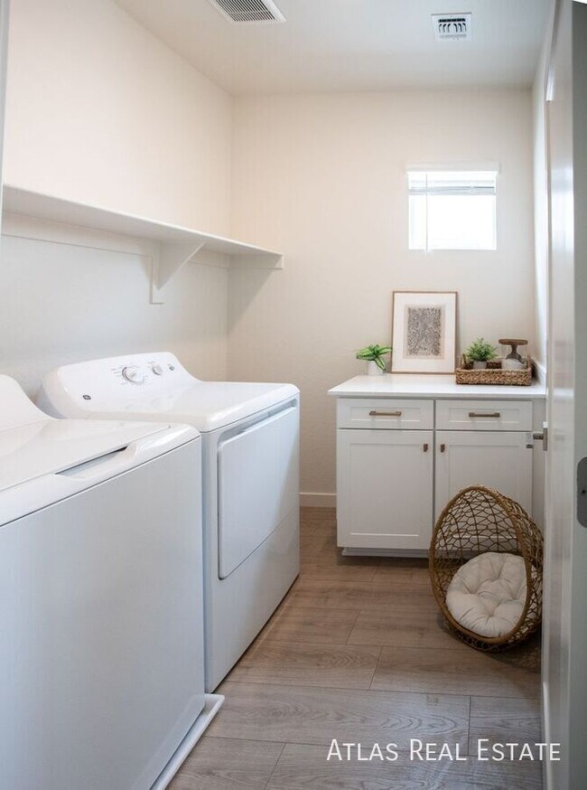 Building Photo - 1112 W Villa Theresa Dr