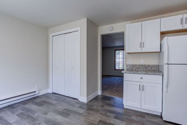 Building Photo - Spacious 3 bedroom 1.5 bath townhome Hillsboro!