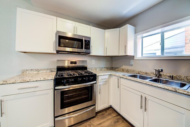 Building Photo - Stunning 3 bedroom home in Brookline available July 10!