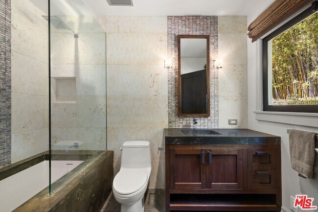 Building Photo - 3300 N Knoll Dr