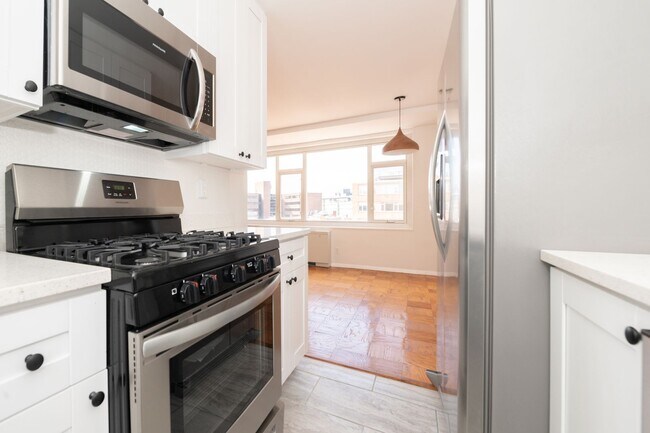Building Photo - Spacious, Bright 1 Bed 1 Bath condo in prime location and close to Metro